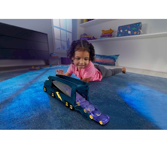 Fisher-Price DC Batwheels Bat-Truck Transporter – Mit Die-Cast Bam Batmobil 1:55, Rampe, Platz Für 7 Fahrzeuge, Ab 3 Jahren Fisher-Price DC Batwheels Bat-Truck Transporter – Mit Die-Cast Bam Batmobil 1:55, Rampe, Platz Für 7 Fahrzeuge, Ab 3 Jahren